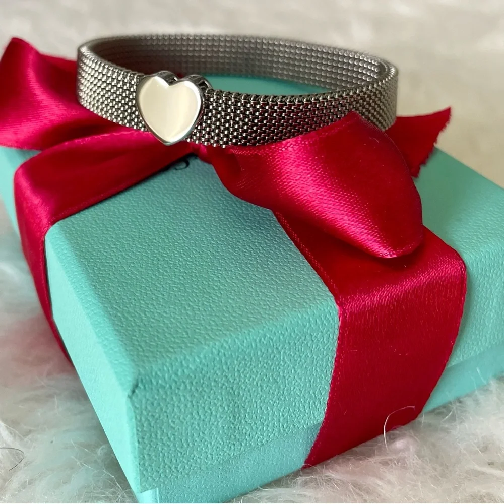 Tiffany and Co. Somerset Mesh Heart Stretch Bracelet - Picture 2 of 10